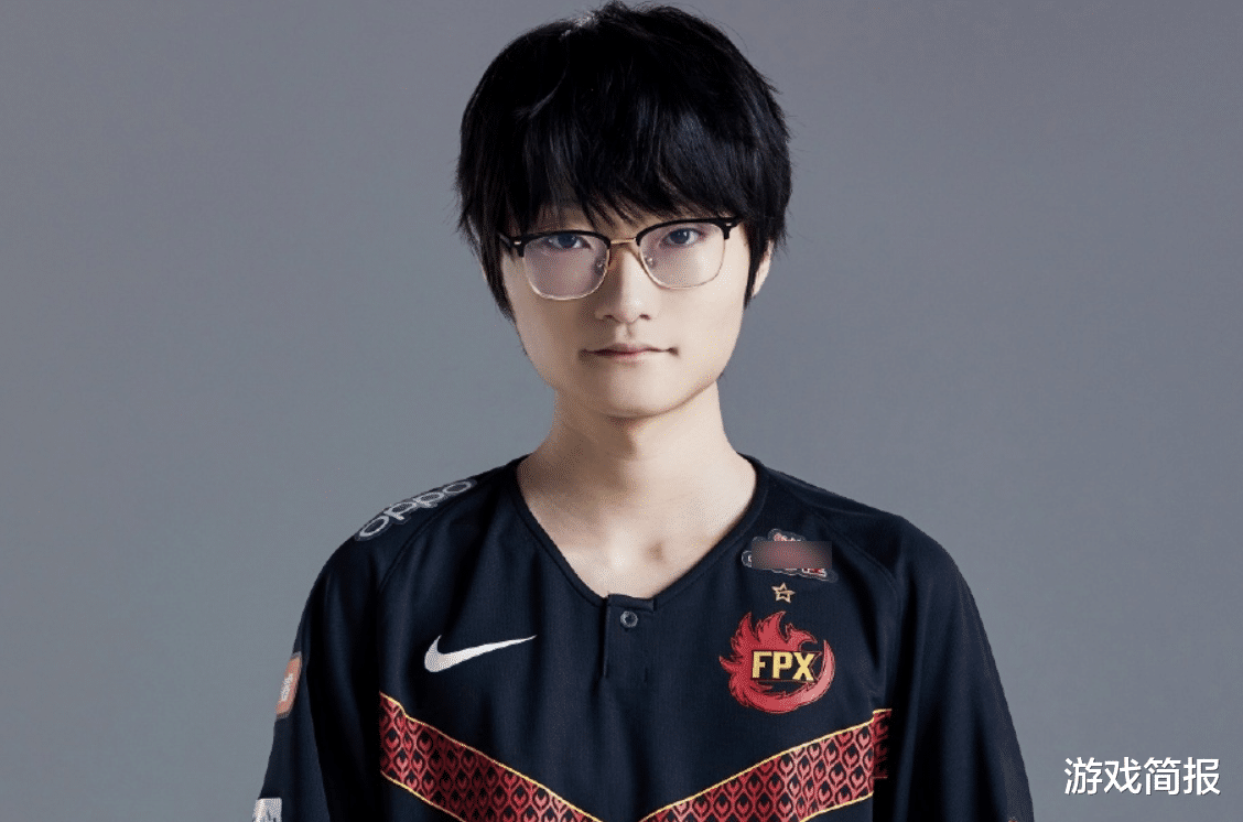 fpx全员拜年刘青松面瘫脸遭网友怒怼不想拍就别来恶心人