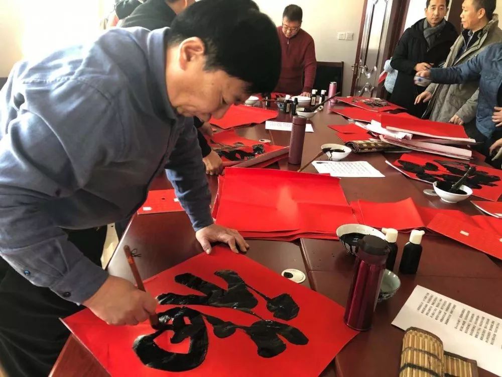 市书协红色文艺轻骑兵小分队专门为乡亲们写春联,送"福"字