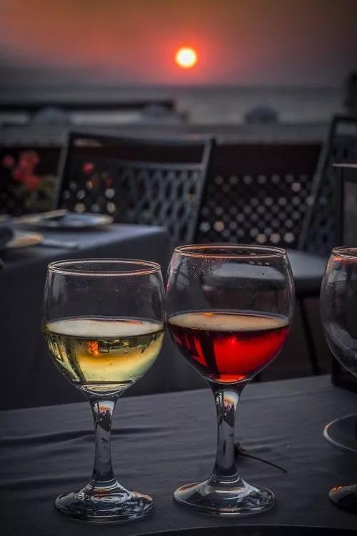 春节这一天,家人齐聚一堂,更要小酌两杯.