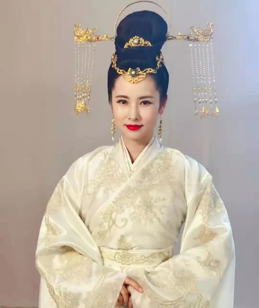 在即将播出的《三生三世枕上书》里杨明娜饰演贤妃娘娘,仙女下凡美到