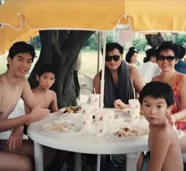 高以翔祖孙合照曝光奶奶慈祥大哥二哥冷峻高以翔从小就爱笑