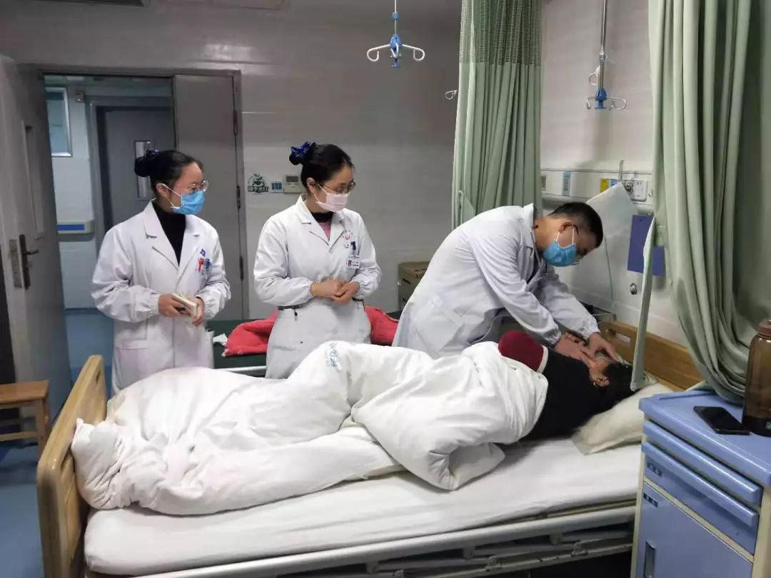 流行性出血热是一种危急重症,是由鼠类携带的汉坦病毒通过呼吸道,消化