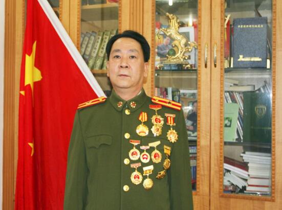 身穿军装的源安堂人民武装部部长莫兆钦先生据悉,八桂天香集团现有