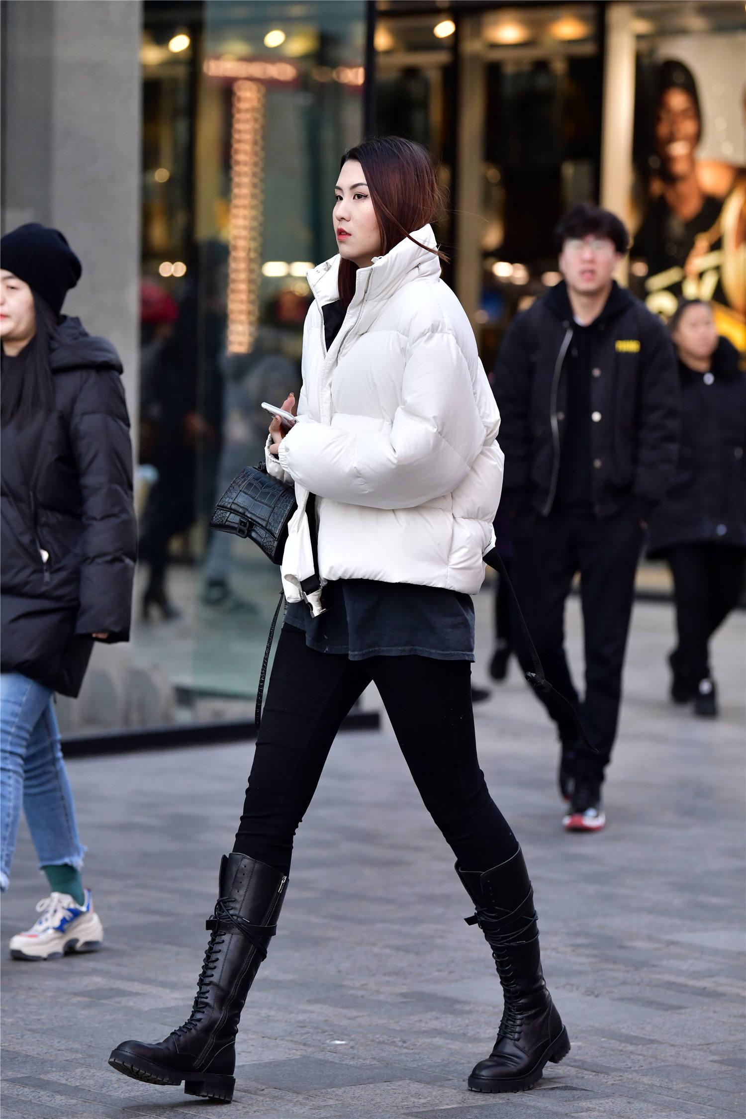 看一下这位身材高挑,还很匀称的美女穿搭,黑色紧身牛仔裤搭配系带马丁