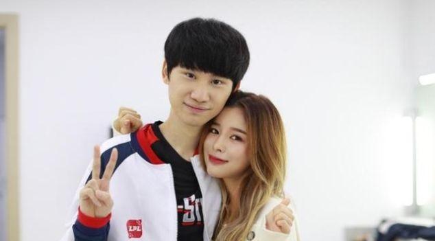 在近日,金咕咕又与自己的"女友"酥酥开启了日常韩服