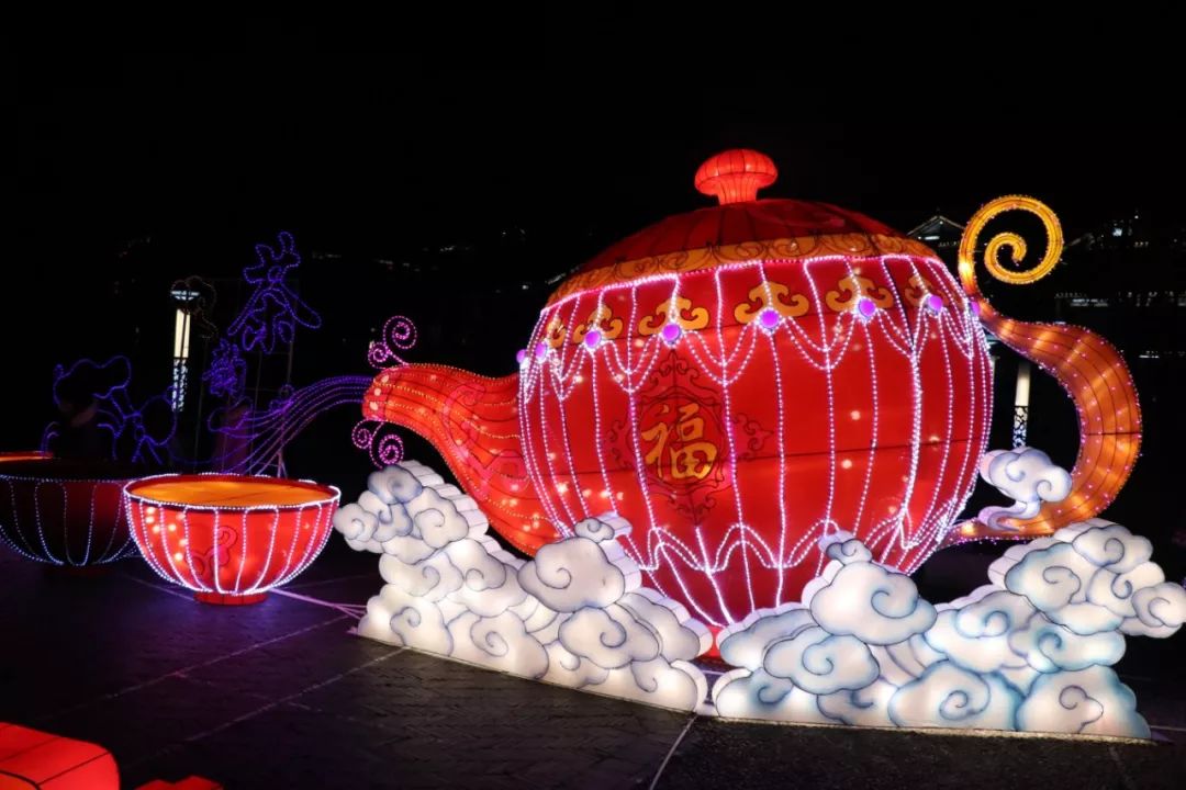 亮灯仪式唤醒了沉睡的花灯,"不忘初心""福鼠迎春""盛世中华""遵义茶海