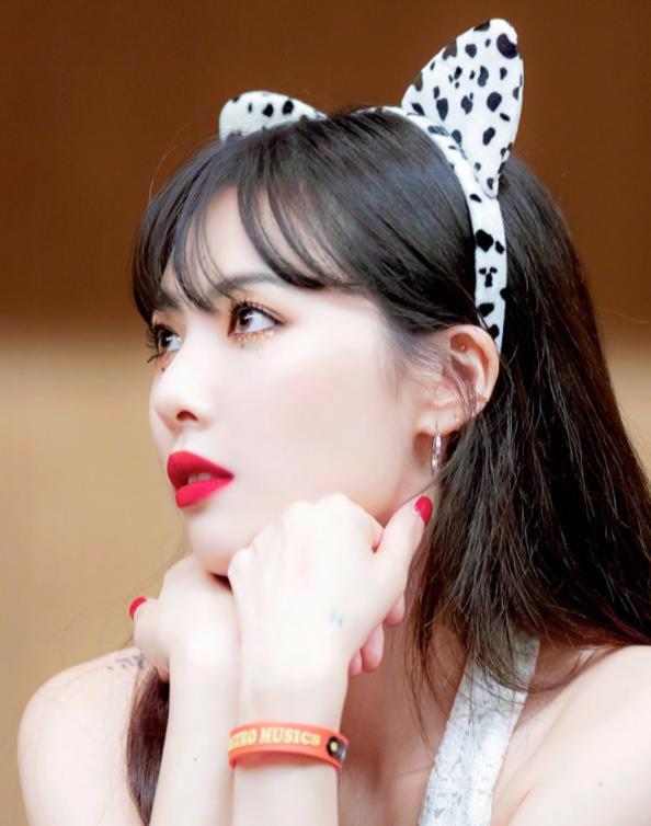 韩国女爱豆为了美有多拼当看到耳洞的位置后网友看着都疼