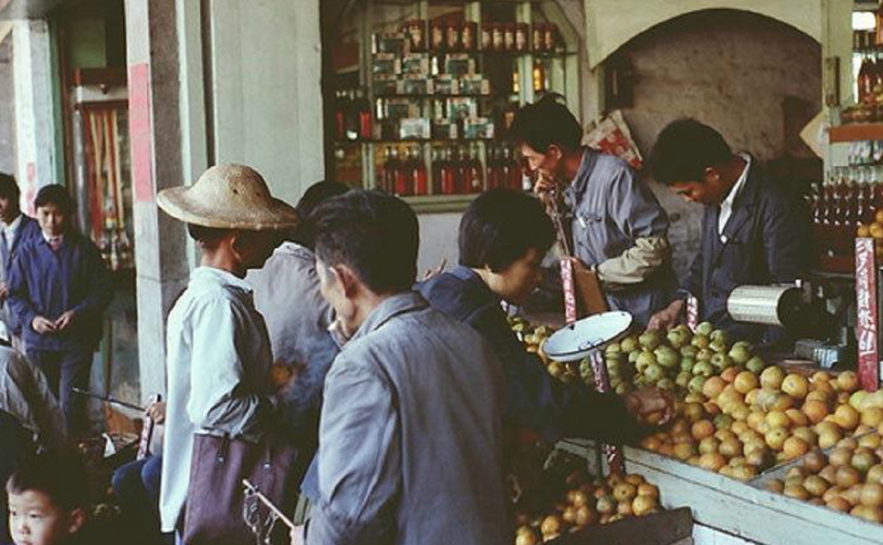 图为拍摄于80年代冬季菜市场的水果摊照片.