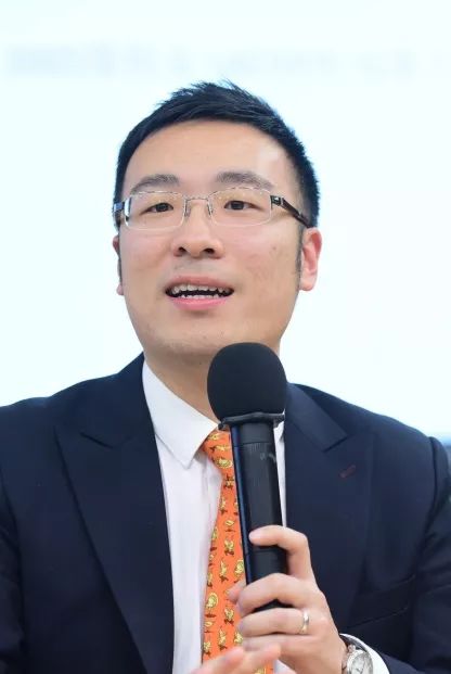 咨询创始人(左二)贺君,lacoste高级人员总监,复旦管院校友(右二)杜翔