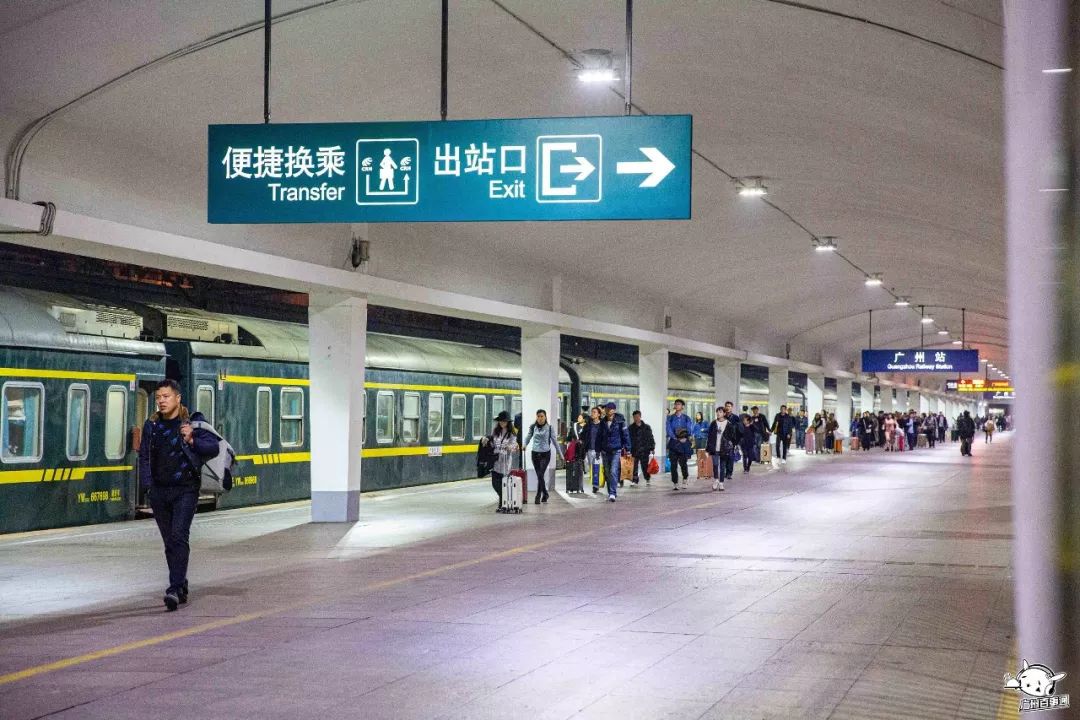 春节倒计时5天我们在广州火车站拍下这感人的一幕幕