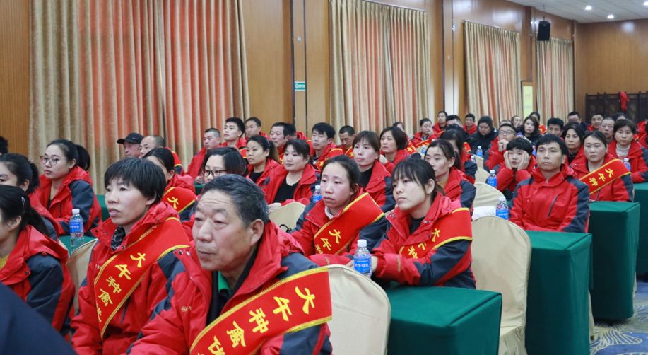 特邀大午集团监事长孙大午先生,副监事长刘会茹女士,总经理刘平女士