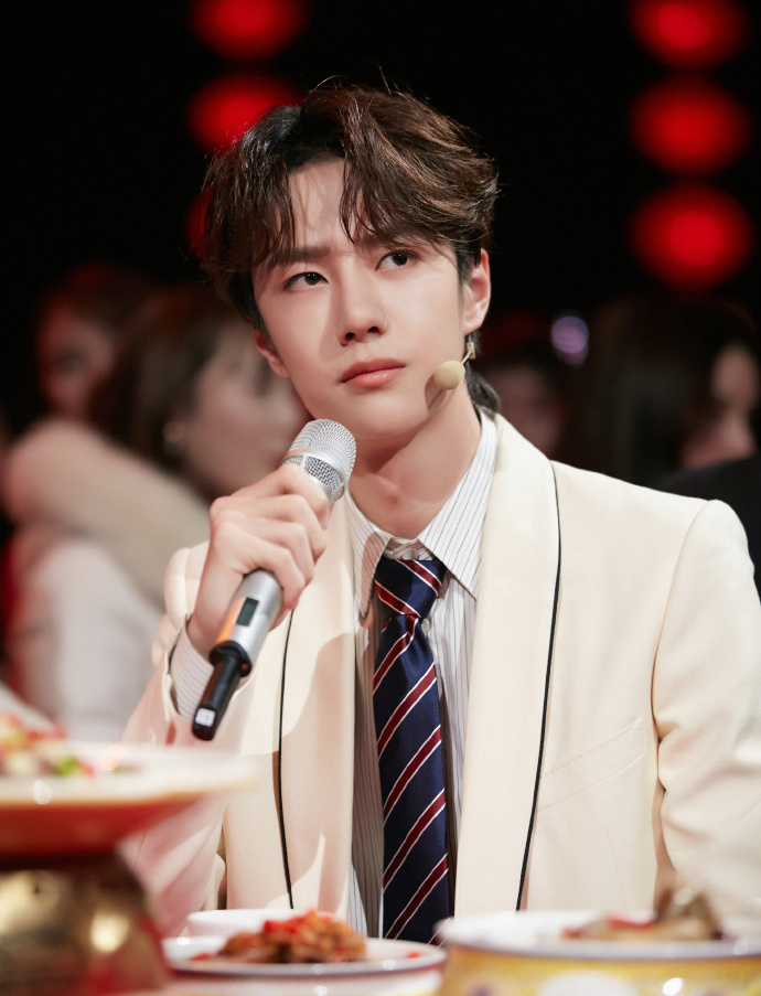 组合官博深夜投递王一博活动高清照九宫格 祝大家小年快乐