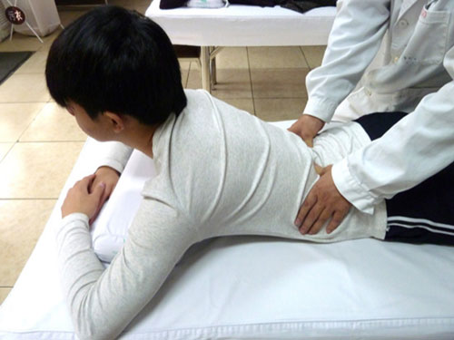 慢性腰肌劳损惹人烦 中医推拿怎么按?_腰部