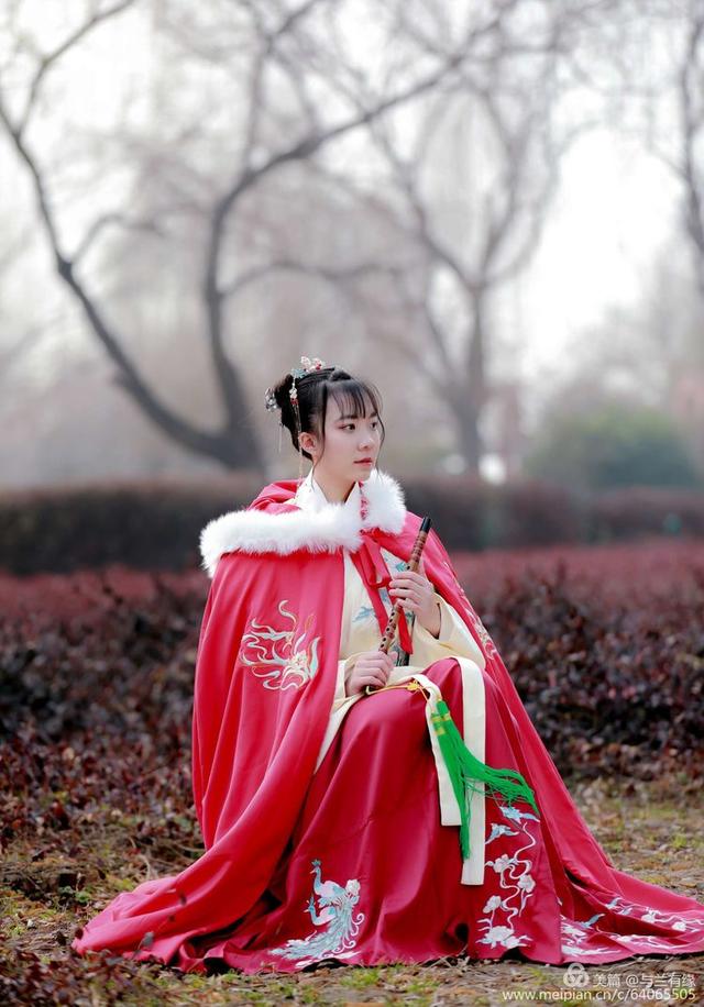 人像摄影红色斗篷无尽的美丽