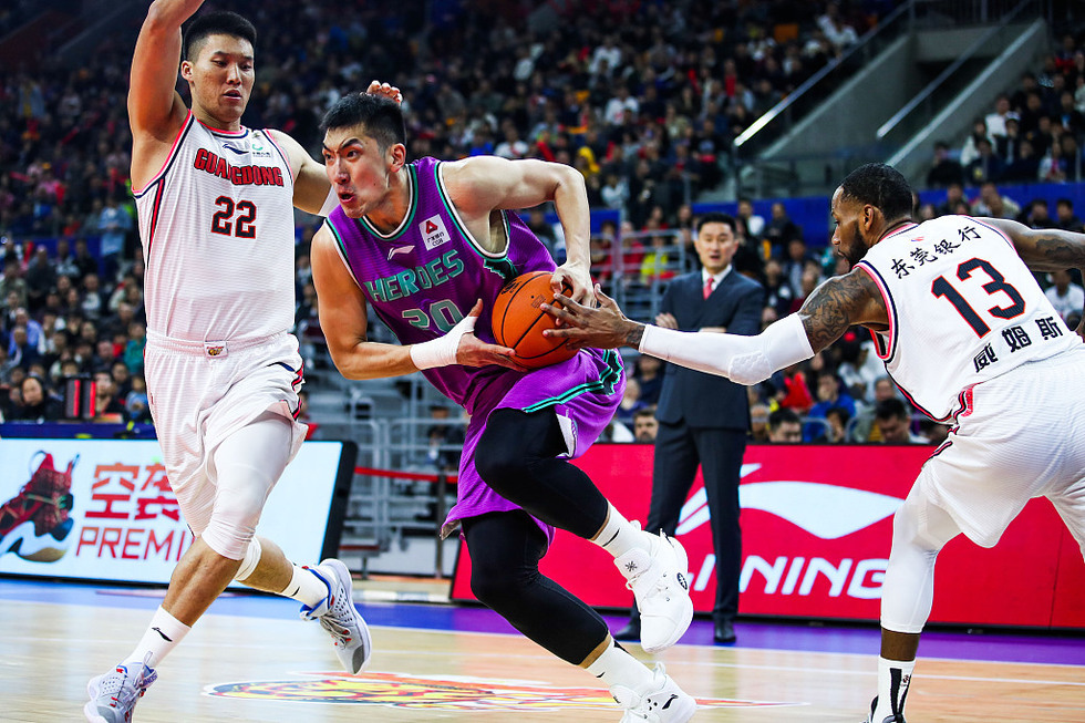 cba本赛季领头羊广东主场迎战山东男篮,联赛第一vs第三,这原本被认为
