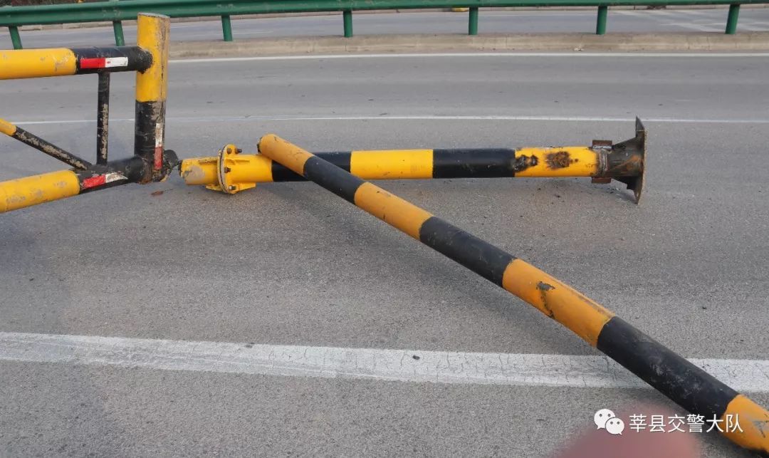 撞坏限高杆还逃逸!这下麻烦大了