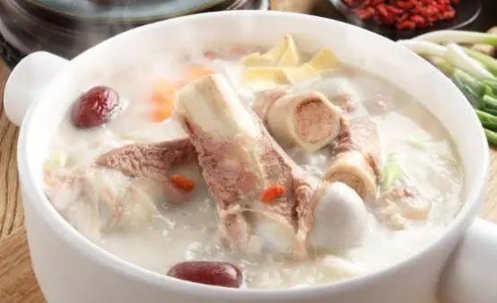 猪骨头汤美味营养又滋补补钙补铁抗衰老可以多喝