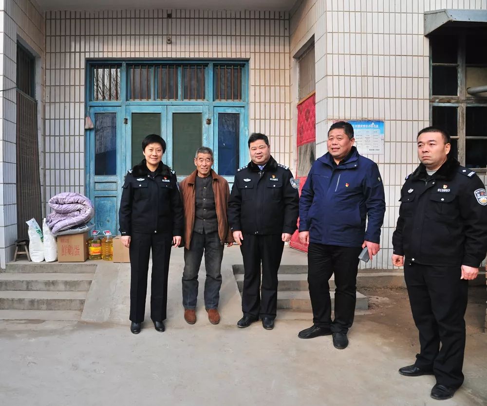 【动态】中牟县公安局走访慰问低收入户 冬日小年暖人心_栗英