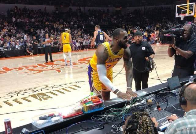 不要轻易学习!格林模仿詹姆斯撒镁粉,结果被镁粉迷住了眼睛