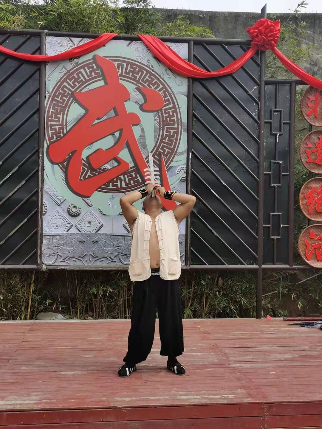 口吞连环剑手劈石砖大刀破腹吞火喷火上刀山中华神鞭天下神斧6,汉城