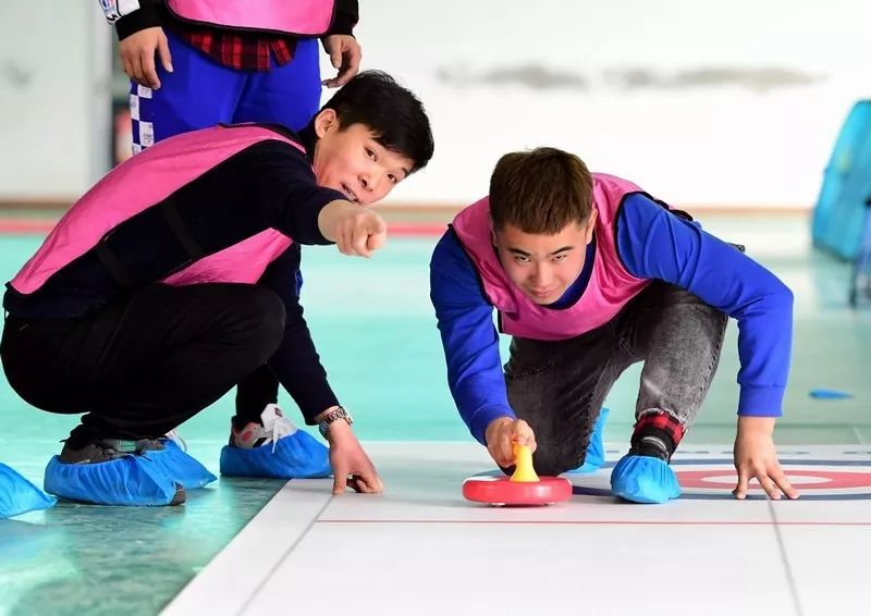 没有冰也能玩冰壶 济南槐荫区首届旱地冰壶比赛成功举行