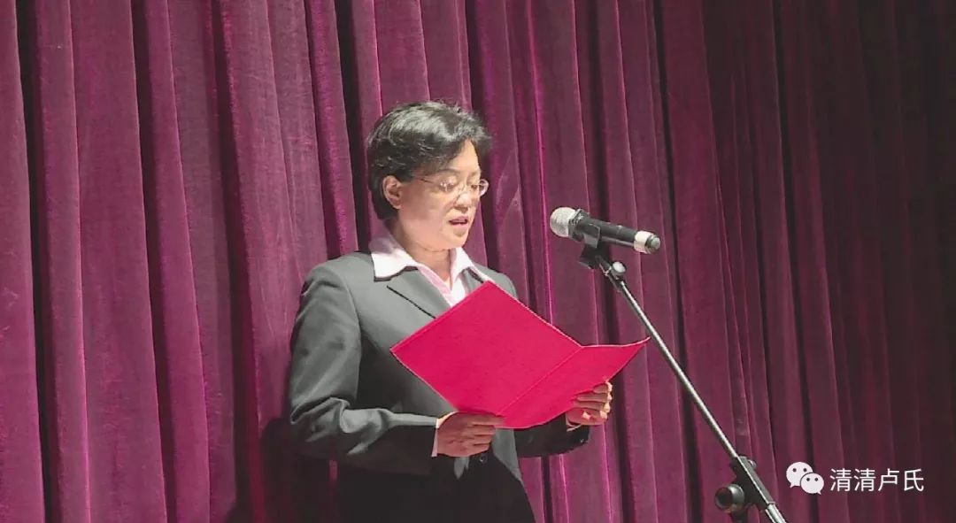 张晓燕在晚会开始前致辞,通报了2019年我县经济社会发展取得的成绩,并