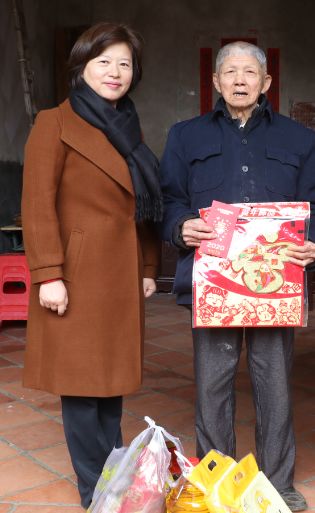 建设爱心厦门市妇联娘家人把爱带回家