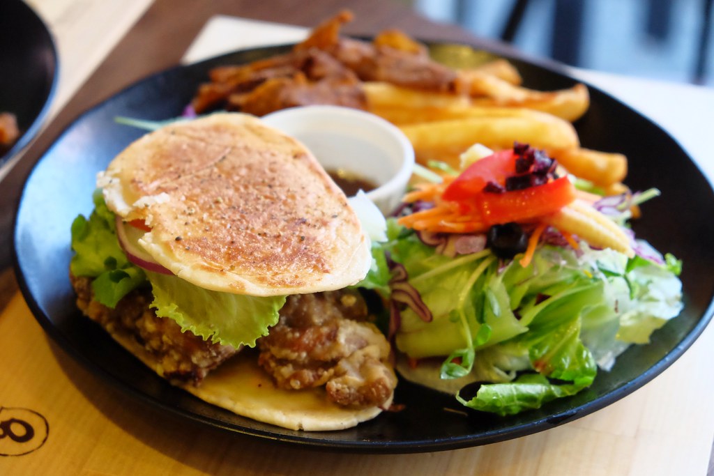 西式早午餐店主打平价分量多酱烧五花牛蛋饼竟然还是彩色的