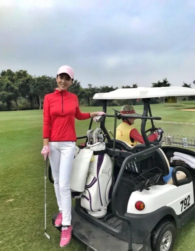 开奔驰大g进故宫拍照的露小宝删除的微博被挖出三观尽毁