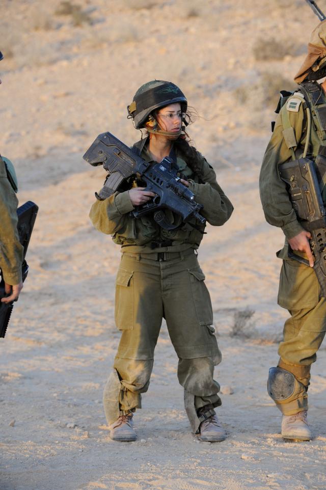 英姿飒爽的以色列女兵