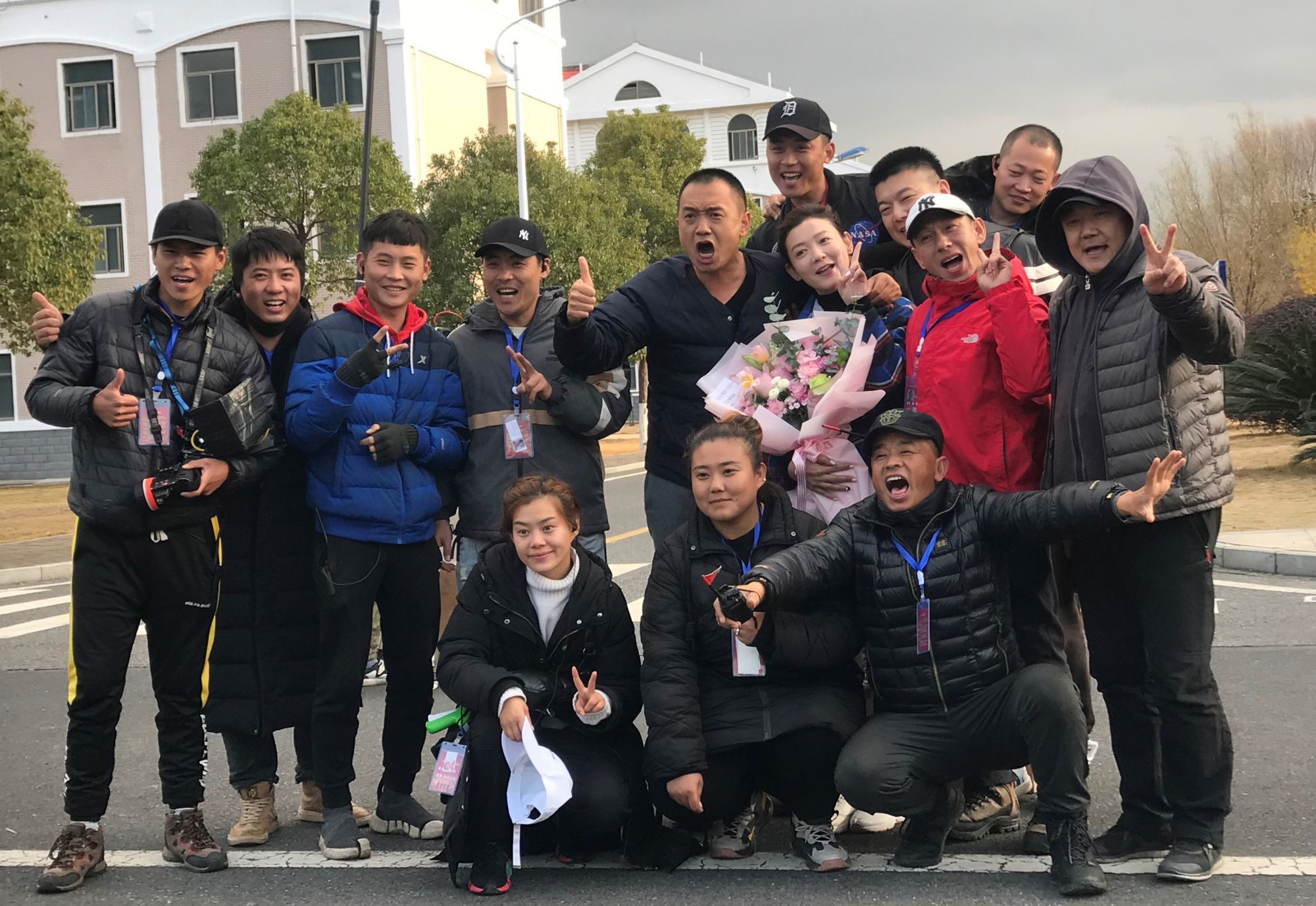 演员崔波《号手就位》杀青开门红 喜提公益中国爱心大使