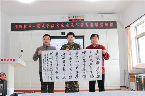 著名书法家贾文龙先生现场赋诗创作赠于部队官兵