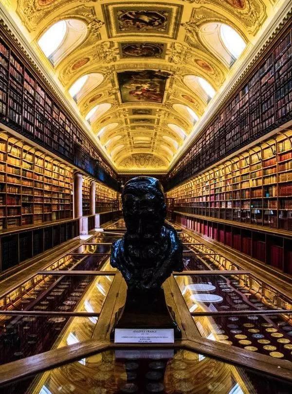 维普林根修道院图书馆洛可可风造就了一些历史上最华丽的图书馆,而这