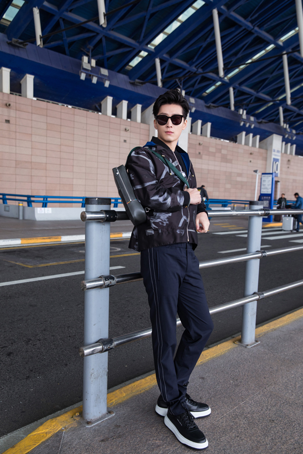 窦骁前往巴黎看秀 印花夹克配针织衫碰撞英伦新风