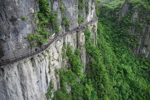 屏山峽谷屏山峽谷距離鶴峰縣城東去約10公里.