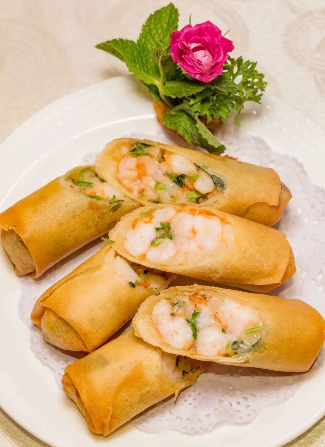 刚出锅热得烫嘴,咬开香酥的春卷皮,里面裹着满满当当的虾仁,还有丝丝