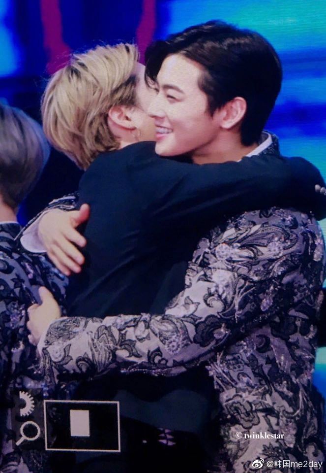 冲向车银优并抱住他的jimin,令人羡慕的友情_朴智旻