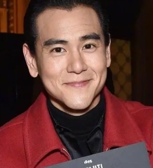 彭于晏现身巴黎歌剧院看秀 近照显老抬头纹超明显