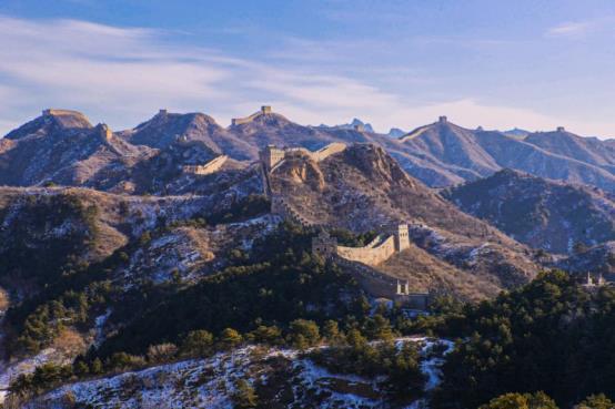 大漠山沈雪,长城草发花.