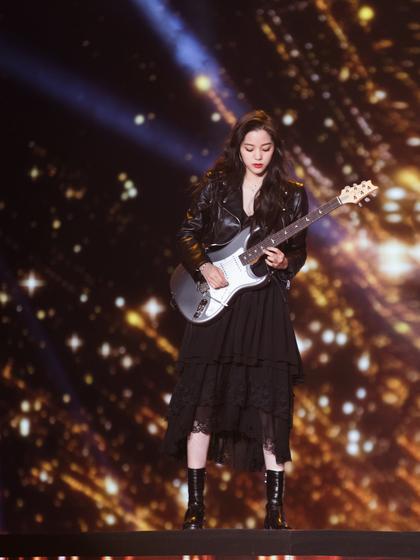 欧阳娜娜亮相湖南卫视春晚 搭档维塔斯获赞神仙组合