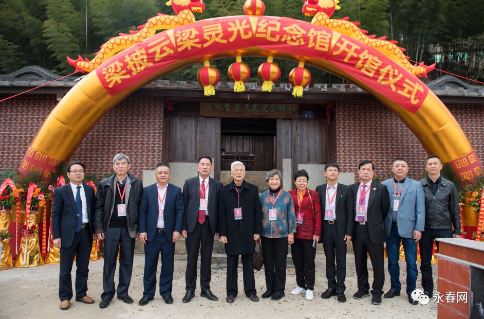 随后,众人走进故居参观纪念馆及社会各界纪念梁披云梁灵光书画作品展.