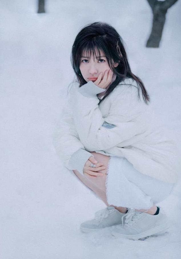 原创赖美云太适合穿白色了,雪地自拍美成精灵,笑起来真甜