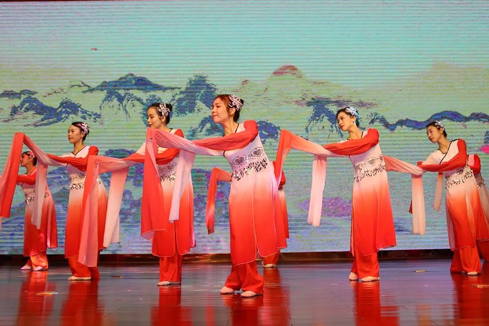 9小品《一如既往,e往情深——省心版手机银行》10大合唱《我和我的