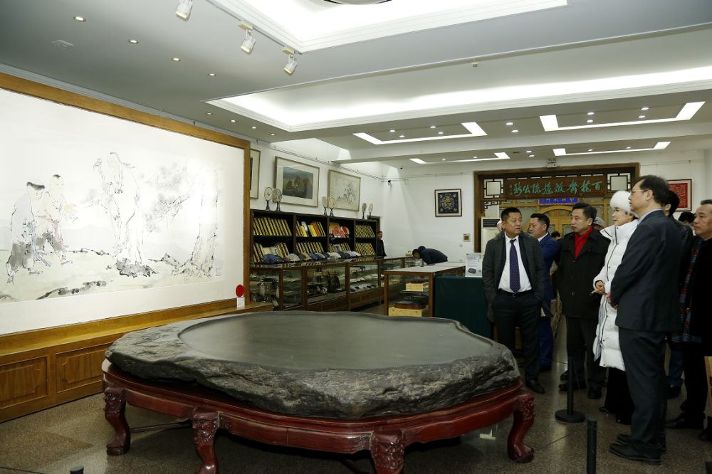 摄)《百年巨匠》出品人,总策划杨京岛与荣宝斋党委书记朱涛合影(车梅