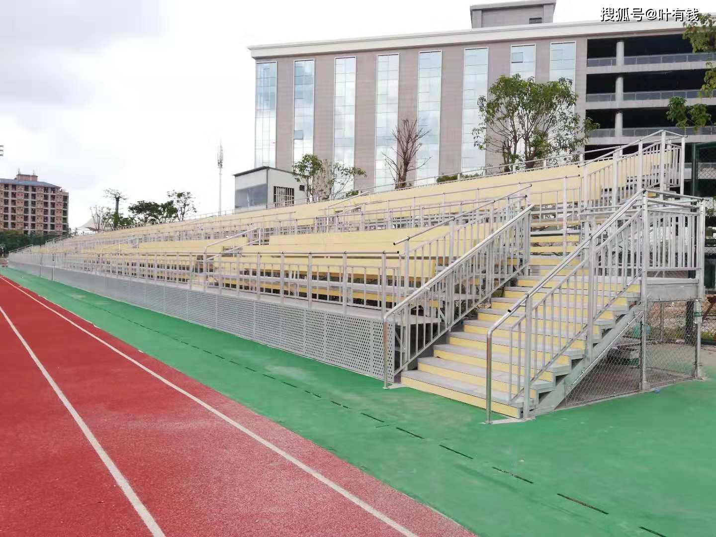 较传统水泥结构看台相比装配式金属结构看台优势明显