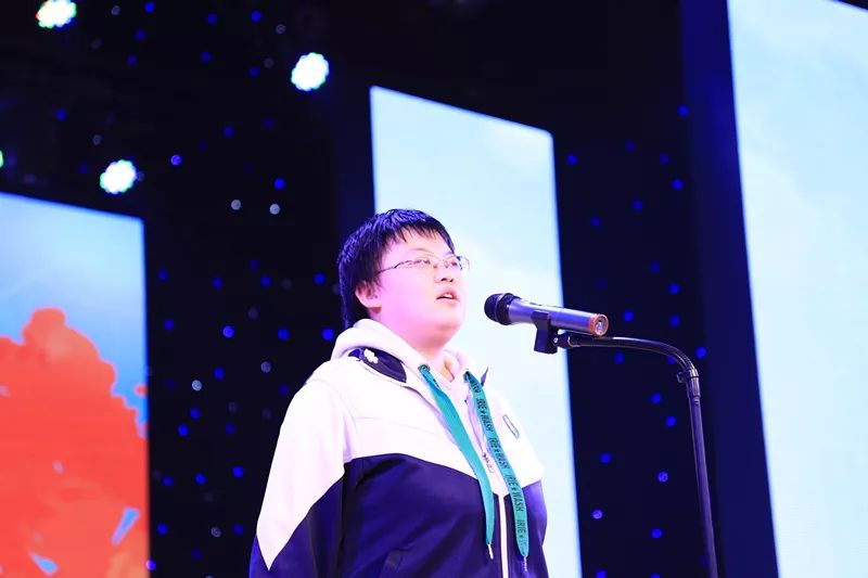 在庄严的国旗面前,在高三年级主任史宝强的带领下全体高三学子正式