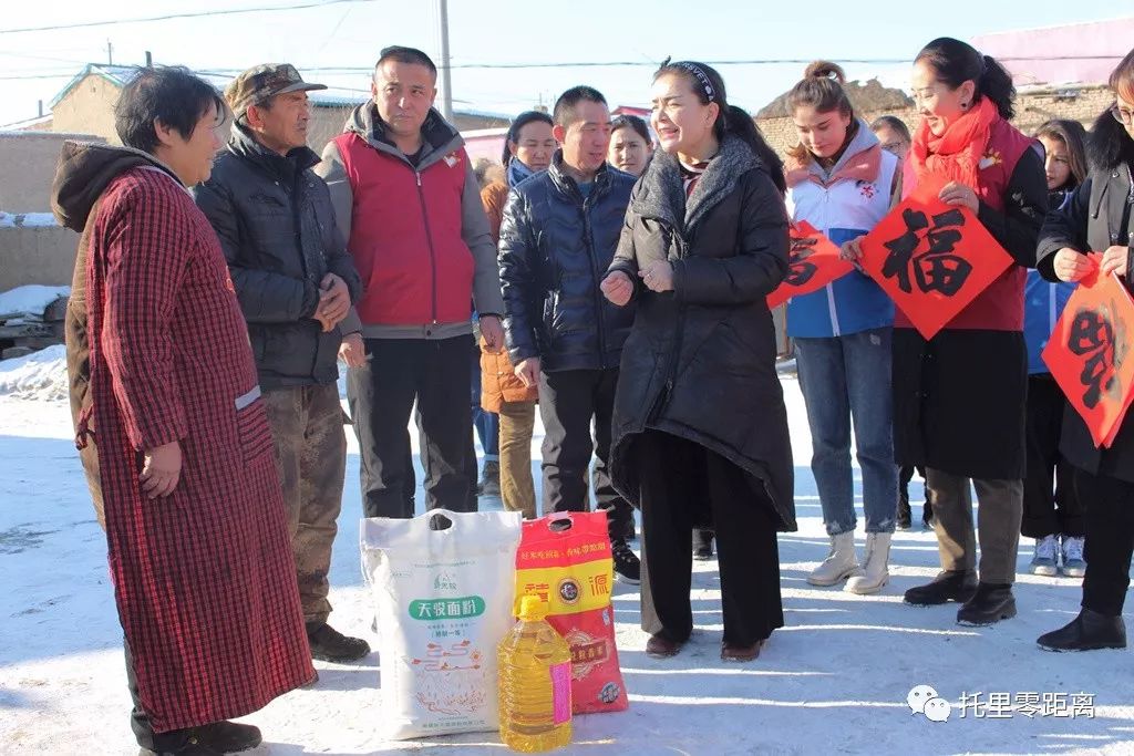 送温暖"福"近日,托里县托里镇拜格托别社区举办了"我们的节日·暖冬