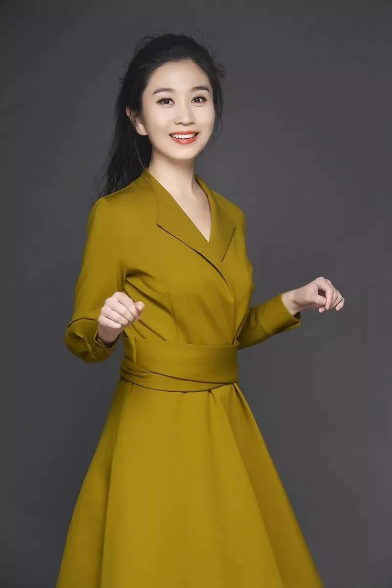 朱茜茜,陕西广播电视台电视新闻部编辑部副主任,《晚间新闻站》芝播