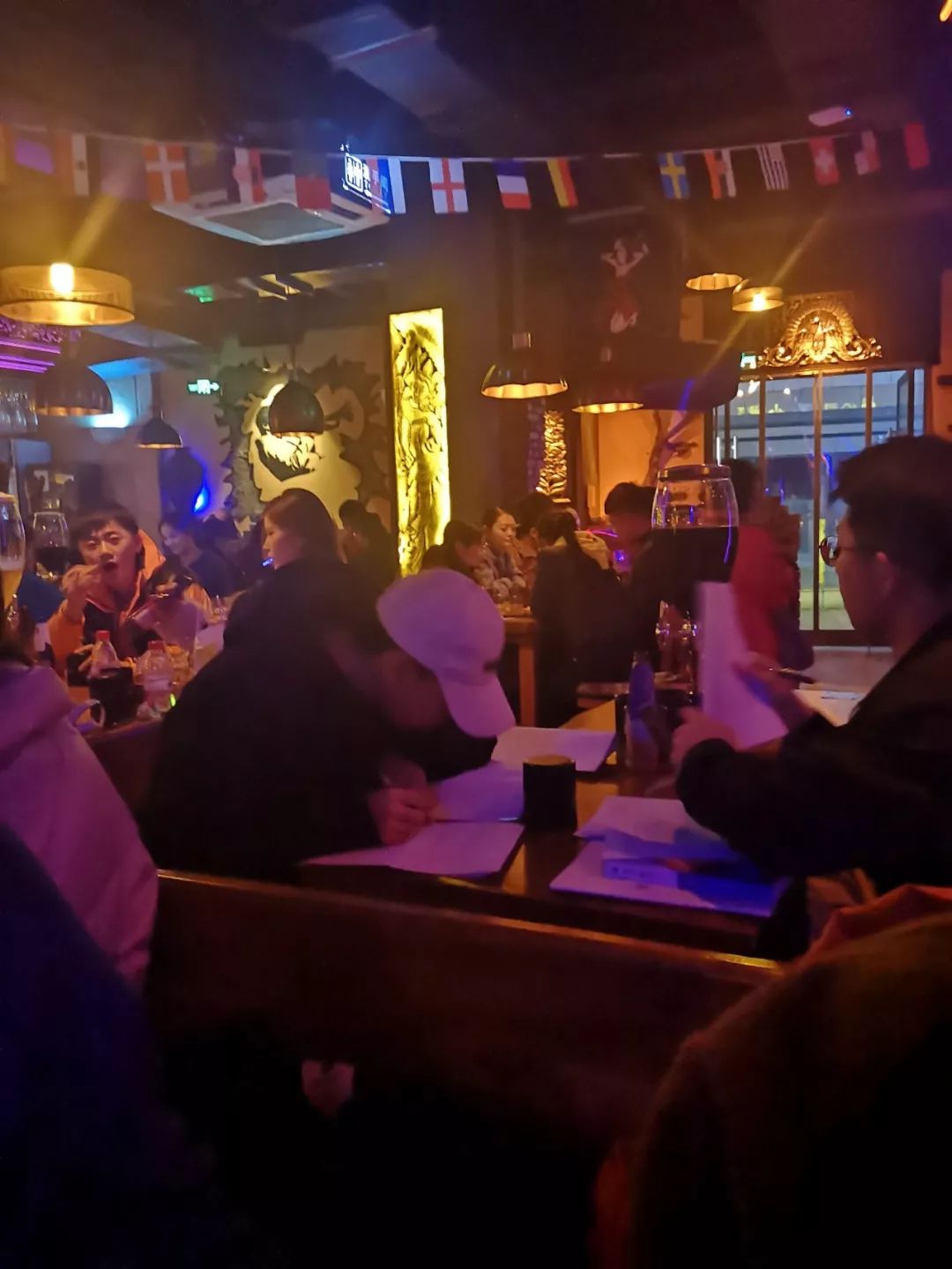 【图说长沙】在酒吧里搞学习的中学生