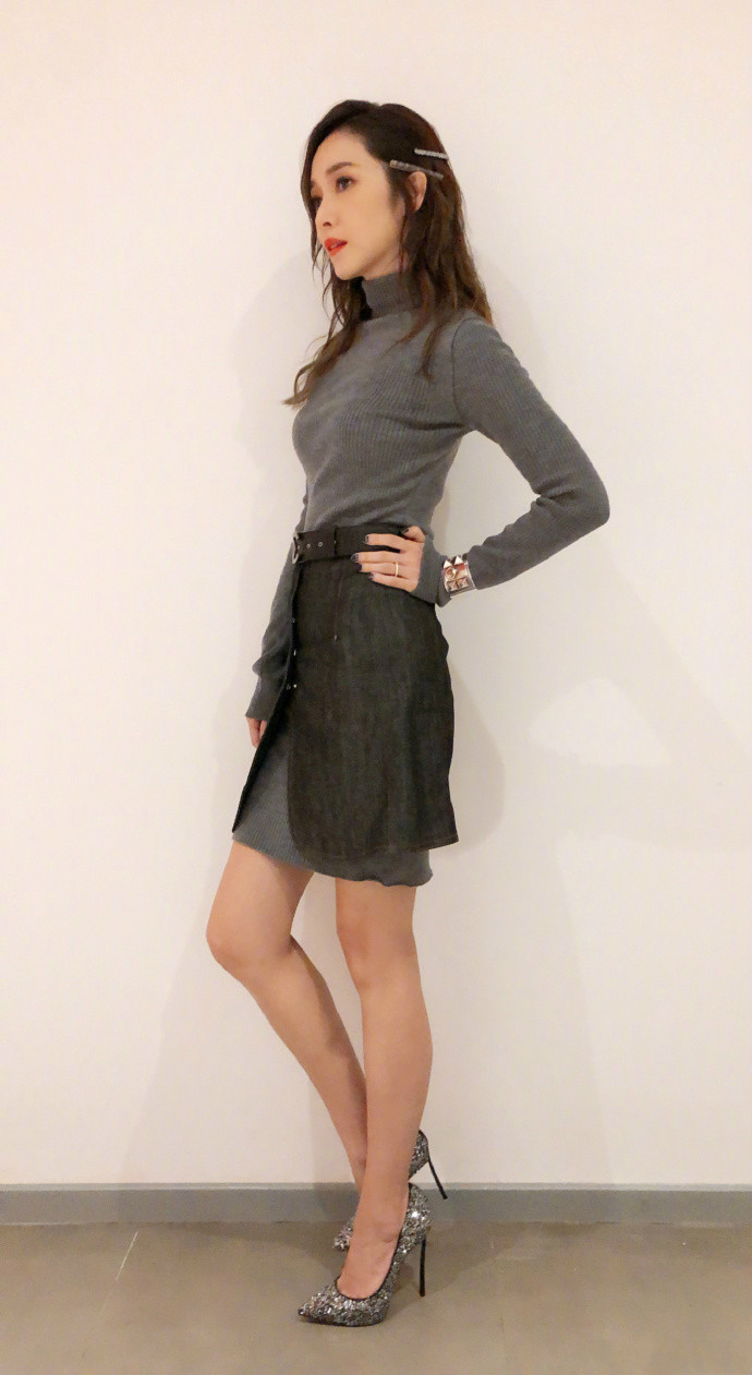 周杰伦生日侯佩岑晒照穿复古长裙却在秀时尚身材不输昆凌嫂